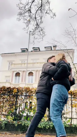 Strangers are getting stranger and stranger @Benjamin Hunt #fyp #foryoupage #foryou #viral #youareoutofmyleague #kissingtrend #funny #fypp #travel #couple#boyfriend #girlfriend #forgoupagee #trending #trends 