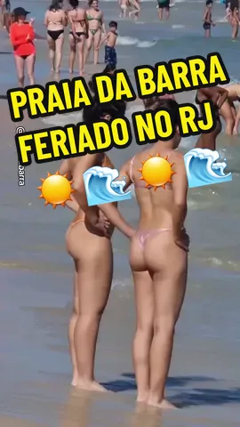 Praia da Barra Lotada, feriado de novembro.  #braziliangirl #praiadabarradatijuca #beach #brazilianbikini #riodejaneiro #praiadosamores #praiadabarra #walkingbeach 