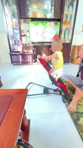 Công dụng mới của ghế nhún 😂 #embedangyeu #cutebaby 