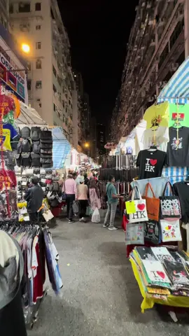 Sooo many people at the #ladiesmarkethongkong #mongkokhongkong #hongkong2023 