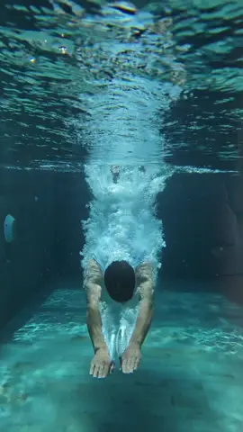 (Anzeige) Underwater pool transition. No problem with the @Samsung Galaxy S23 Ultra. Who has ever tried this? #TeamGalaxy #LifewithGalaxy #withGalaxy #GalaxyS23 Ultra
