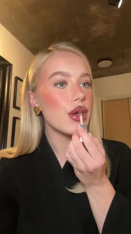 hot chocolate gloss bomb 🥵🍫 #fentybeauty #glossbomb #hotchocolate #falllipcombo 