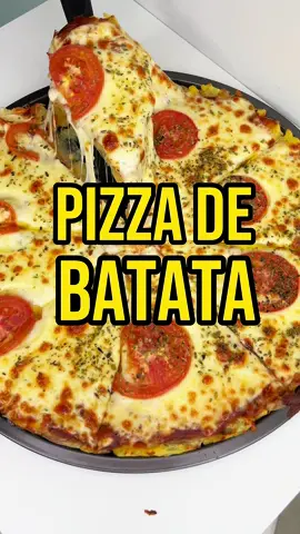 EPISÓDIO 14 🥔: RECEITAS COM BATATA PIZZA DE BATATA  GENTE, JÁ SALVA ESSA RECEITA PRA NÃO PERDER E DEPOIS FICAR PROCURANDO! INGREDIENTES: 500g de Batata  Molho de tomate  300g de Mussarela  1 Tomate Orégano Azeite Sal MODO DE PREPARO: Em uma forma de pizza antiaderente ou untada amasse a batata, fazendo uma camada fina de batata, adicione um fio de azeite, sal e leve ao forno a 200 graus por 10 minutos. Retire do forno, coloque molho de tomate, Mussarela, tomate, orégano e leve ao forno até derreter o queijo. #batata #batatas #receitascombatata #pizzadebatata #pizza #receita #receitasimples #receitafacil #medeufome   
