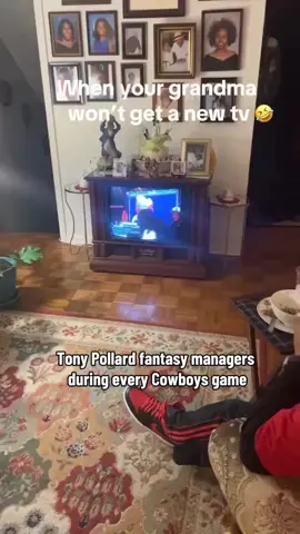 Tony Pollard managers during every Cowboys game 🎥: Dre4hunnid  #fantasyfootball #fyp #tonypollard #dallascowboys #thanksgiving 