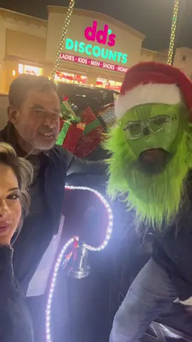Le creemos maa a grich que a santa como quiera nonnos va a traer nada #dad #grinch #christmas #viral #sanantoniotx #sanantonio 