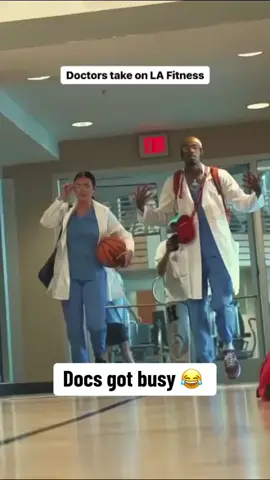 Get you a #doc that hoops 😅 (via @Lolo Fitzmo) #doctors #sports #basketball 