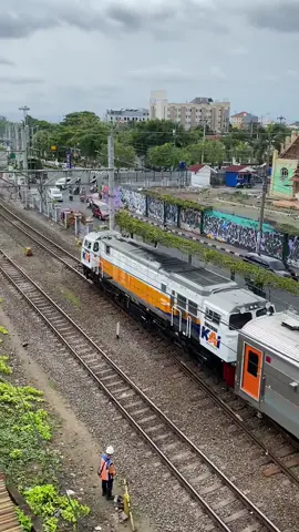 “Dengarkan” #fyp #kereta #keretaapiindonesia #sad #sadvibes #yogyakarta #vidiokereta #kai #storytime #quotes #fypシ゚viral #foryou 