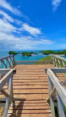 Raja ampatnya pacitan 🍃 View seindah ini nyesel lo kalau dilewatkan 😍 Loc at 📍Pantai Kasap Pacitan Credit by @hening.artdias Share your beautiful captured moments of #Jawatimur on @jatimscenery #pantaikasap #pacitan ======================= Hastag Comment