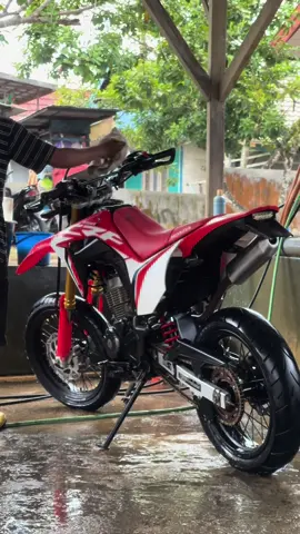 Adus sek maseh ❤️‍🔥#cunematicmotor #crf150supermoto #crf #supermoto #motor #crfmerahputih150 #simerah #crfmerahputih 
