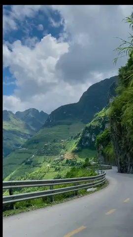 Một mình một đường ở Mã Pí Lèng 👏 Các cung đèo ở Hà Giang là những cung đường đẹp không thể nào mà diễn tả được #hagiang #mapileng #vietnam 
