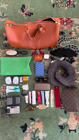 What I Pack In My Vintage Louis Vuitton Epi Leather Keepall 45 For My Flight! #vintagelouisvuitton #louisvuittonkeepall #louisvuittonlover #louisvuittonepileather #travelessentials #flightessentials #internationaltravel #internationaltraveler #sourcing #goyard 
