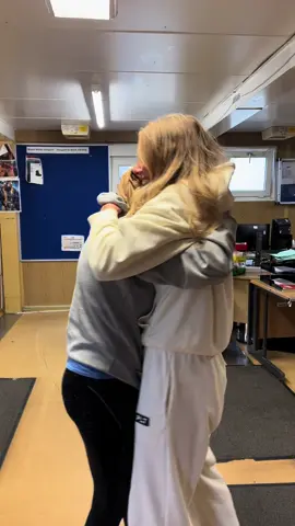 Surprising my mother after spending the year travelling & living in aus 🥹#cominghomesurprise 