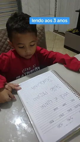 Quando descobrimos que o Jhonatan sabia lê foi uma grande surpresa para nós, afinal até hoje com quase seus quatro anos ele ainda não se comunica verbalmente com ninguém. Sempre vimos o grande interesse dele por letras mas pra nós não passava disso 😅 até que um dia estava eu @iambeatrizb  ajudando o irmão do Jhonatan a treinar a leitura e foi quando o Jhonatan correu subiu a mesa e começou a lê tudo o que estava escrito 🤣 eu nunca havia imaginando algo desse tipo acontecer o Jhonatan tinha acabado de completar 3 anos de idade foi no mesmo mês de aniversário dele 😅. Jhonatan é autista não verbal até o momento. Tem hiper foco em letras e atualmente está desenvolvendo foco em numeros fazendo contas basiquinhas no momento. #autismo #tea #hiperfoco #qi #crianças #criancainteligente #fy #foryou #fy #viral #viraliza #autista #atipico #maeatipica #criancaatipica 