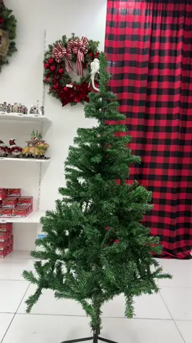 Gente, é assim que decoro árvore magrinha, não tem jeito, essa árvore tem 1,50m e tive que incrementar com um festão de 2,50m, mas ficou bem cheia, o que vocês acharam? #natal #arvoredenatal #decoracaodenatal #natal2023 @iguatemipoa @christmasmarketbr @praiadebelas