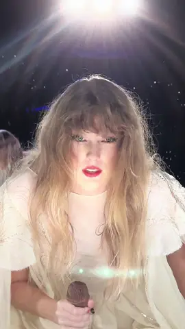 SHE LOOKED ME RIGHT IN THE EYE 😭 @Taylor Swift @bruna @Amanda Viegas #SaoPauloTSTheErasTour #TheErasTour #TheErasTourBrasil #TaylorNoBrasil 