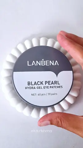 Eye Patches by @lanbena_official 🖤 Bye-bye garis halus dan kantung mata 👋 isinya banyaaaak dan essence nya super melimpah, pake beberapa kali langsung keliatan banget hasilnyaaaa 🖤🖤🖤 #lanbena #lanbenablackpearl #eyepatches #lanbenaeyepatches 