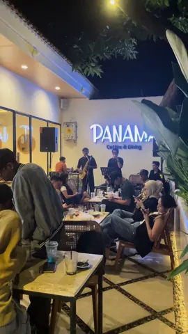Tempat nongki hitsss, rame puol apalagi kalau malam minggu. Ada live music, ada berbershop yang selalu full. Pesan tomyam nya, minum nya lupa😁✌️4/5✨#cafemakassar #nongkimakassar #hobbymakan #makassar #panamamakassar 