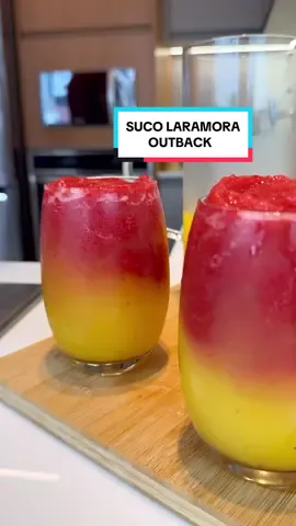 Suco Laramora! Essa junção de suco de laranja com morango é PERFEITA, principalmente para os dias mais quentes! O segredo é bater no liquidificador os morangos já congelados com a menor quantidade de água possível. Os morangos congelados irão boiar no suco de laranja e dar esse efeito lindo! E aí?! Gostou? 😋😋 #receita #receitas #suco #receitarefrescante #receitaspraticas #receitasrapidas #receitinha #suconatural #sucooutback #laramora #sucolaramora 