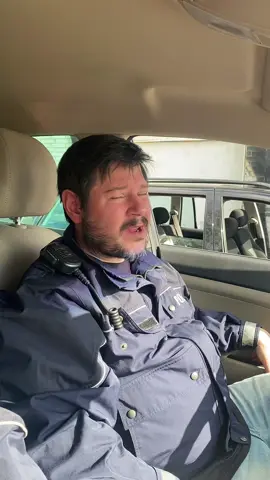 In diesem Monat wäre #loriot 100 Jahre alt geworden - gab ja auch einige Huldigungen im Tv . Mein lieber Kollege Paul Richter und ich haben das zum Anlass genommen mit diesem Video auch zu gratulieren 🍀 🥳 #happybirthday#loriot#paulrichter #stephansindera#humor#persiflage #polizei#uniform#friends#duo#amigos #wirschaffendas#freunde#geburtstag #schönentag#gag#witz#chiste 