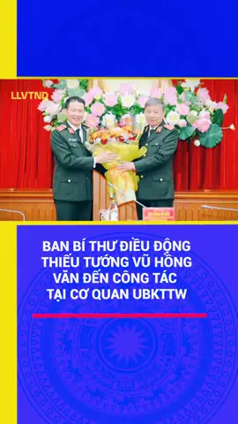 🔴 Chiều ngày 27/11/2023, tại Hà Nội, Đảng ủy Công an Trung ương, Bộ Công an trang trọng tổ chức Lễ thông báo Quyết định của Ban Bí thư về công tác cán bộ. Đại tướng Tô Lâm, Ủy viên Bộ Chính trị, Bí thư Đảng ủy Công an Trung ương, Bộ trưởng Bộ Công an chủ trì buổi lễ. Dự buổi lễ có Thiếu tướng Lê Văn Tuyến, Ủy viên Ban Thường vụ Đảng ủy Công an Trung ương, Thứ trưởng Bộ Công an. Tại buổi lễ, các đại biểu đã nghe công bố Quyết định của Ban Bí thư về công tác cán bộ. Theo đó, ngày 30/10/2023, Ban Bí thư đã ký Quyết định điều động Thiếu tướng Vũ Hồng Văn, Ủy viên Ủy ban Kiểm tra Trung ương, Cục trưởng Cục An ninh chính trị nội bộ, Bộ Công an đến công tác tại Cơ quan Ủy ban Kiểm tra Trung ương.   Phát biểu tại buổi lễ, Bộ trưởng Tô Lâm nhấn mạnh, xuất phát từ yêu cầu nhiệm vụ của Cơ quan Ủy ban Kiểm tra Trung ương và kiện toàn cơ quan kiểm tra, giám sát chuyên trách của Ban Chấp hành Trung ương để thực hiện các nhiệm vụ, quyền hạn theo quy định, tại Hội nghị lần thứ 8 Ban Chấp hành Trung ương Đảng khóa XIII đã bầu bổ sung 3 thành viên Ủy ban Kiểm tra Trung ương, trong đó có Thiếu tướng Vũ Hồng Văn, Cục trưởng Cục An ninh chính trị nội bộ. Trong suốt quá trình công tác, Thiếu tướng Vũ Hồng Văn luôn thể hiện phẩm chất đạo đức trong sáng, lập trường tư tưởng vững vàng, kiên định bảo vệ quan điểm, đường lối của Đảng, chính sách, pháp luật của Nhà nước, một lòng phụng sự Tổ quốc, phục vụ nhân dân; luôn nêu cao tinh thần trách nhiệm, tận tâm, tận lực, vượt qua khó khăn, thử thách, hoàn thành xuất sắc chức trách, nhiệm vụ được giao, được tập thể tín nhiệm. Qua 28 năm công tác trong ngành, Thiếu tướng Vũ Hồng Văn đã có nhiều cống hiến, lập được nhiều chiến công được Đảng, Nhà nước, Bộ Công an, nhân dân ghi nhận, đánh giá cao; được tặng thưởng nhiều phần thưởng cao quý. Căn cứ yêu cầu công tác, phẩm chất, năng lực cán bộ, Ban Thường vụ Đảng ủy Công an Trung ương, lãnh đạo Bộ Công an đã thống nhất báo cáo Ban Chấp hành Trung ương tín nhiệm bầu bổ sung đồng chí Vũ Hồng Văn làm Ủy viên Ủy ban Kiểm tra Trung ương khóa XIII. Thiếu tướng Vũ Hồng Văn được tín nhiệm bầu bổ sung Ủy viên Ủy ban Kiểm tra Trung ương khóa XIII là niềm vinh dự lớn, niềm tự hào của lực lượng CAND nói chung, cá nhân đồng chí nói riêng... Bộ trưởng Tô Lâm tin tưởng, với phẩm chất người chiến sĩ Công an cách mạng, bản lĩnh của lãnh đạo cao cấp trong CAND, trên cương vị trọng trách mới được giao, Thiếu tướng Vũ Hồng Văn sẽ tiếp tục phát huy thành tích, kinh nghiệm công tác, không ngừng phấn đấu, tu dưỡng và rèn luyện phẩm chất đạo đức, lối sống, nâng cao bản lĩnh chính trị, tuyệt đối trung thành với sự nghiệp cách mạng của Đảng; không ngừng học tập, nâng cao trình độ nghiệp vụ chuyên môn để hoàn thành xuất sắc nhiệm vụ được giao... Phát biểu đáp từ tại buổi lễ, Thiếu tướng Vũ Hồng Văn trân trọng cảm ơn sự quan tâm của các đồng chí trong Đảng ủy Công an Trung ương, lãnh đạo Bộ Công an, mà trực tiếp là Đại tướng Tô Lâm, Ủy viên Bộ Chính trị, Bí thư Đảng uỷ Công an Trung ương, Bộ trưởng Bộ Công an, đã thường xuyên quan tâm, chỉ đạo kịp thời.../.