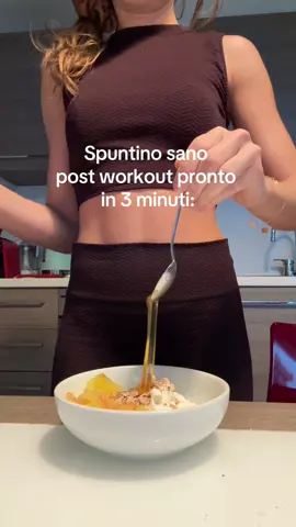 Yogurt greco, mela cotta, miele, muesli, cannella ed è subito autunno. #postworkout #spuntino #nutrizionista #dietasana #fitfoodie 