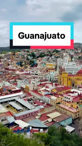 Bienvenidos a Guanajuato, México  Datos relevantes dobre esta ciudad: 1.- Guanajuato es patrimino cultural de lanhimanodad y fue la sede de la guerra de independencia de Mexico vs los Españoles el 16 de septiembre de 1810 2.- En el siglo XVI fue el principal centro minero de la nueva España 3.- Las callejoneadas es un ritual romantico nocturno servido por las estudiantinas de la region (conformadas originalmente por los estudiantes de la Universidad de Guanajuato) como herencia cultural española. 4.- Los tunes subterraneos que conectan la ciudad, originalmemte fueron creados para controlar el flujo de las aguas y posteriormente dieron cause al creciente trafico de la ciudad. 5.- Durante su visita en 1975, la Reina Isabel II nombro a Guanajuato como “una ciudad unica en el mundo” por su increíble riqueza cultural, belleza, arquitectura e ingeniería. #guanajuato #mexico #independenciademexico #fyp 