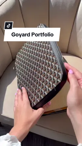 The Goyard Universal Portfolio fits a laptop, writing utensils, your notes & documents, and most importantly, you look incredibly chic carrying it 🙌🏽 #goyardbag #goyardpouch #luxurylifestyle 