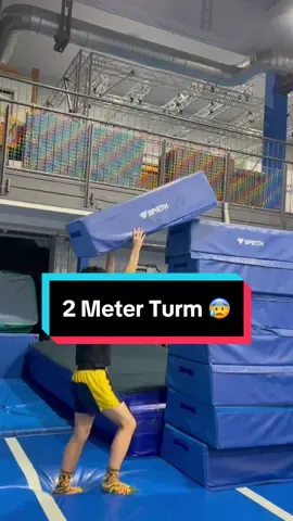 Wie hoch es am Ende einfach wird 😳Meine Freunde und ich springen über einen immer höheren Turm 🔥 Welches level hättet ihr geschafft? 💪🏼
