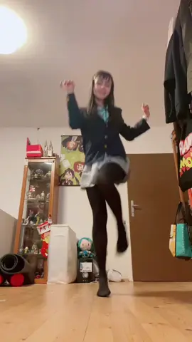 Dancing for Yui's birthday (I can't dance) #cosplay #kon #koncosplay #yuihirasawa #cosplayer #yuihirasawacosplay #fyp 