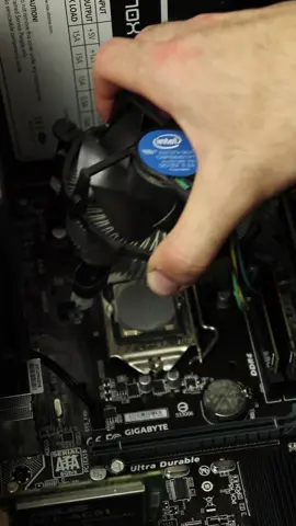 💧 Cómo CAMBIAR la PASTA TÉRMICA del Procesador ✅️ Te explico Cómo Limpiar la CPU y Aplicar más Pasta Térmica para renovarla, seguir disipando el calor y evitar sobrecalentamientos. Este es un proceso importante, y te muestro paso a paso cómo hacerlo. #pastatermica #procesador #disipadorcpu #sobrecalentamiento #tutorialpc