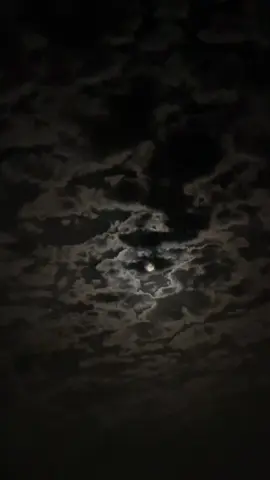 لاشفت القمر ينقص ويكمل 🌑🖤.                              #قمر #غيم #سحاب #تصويري #ترند #اكسبلور #بدون_حقوق#حايل #حايلندا #fyp #foryou #fypシ 