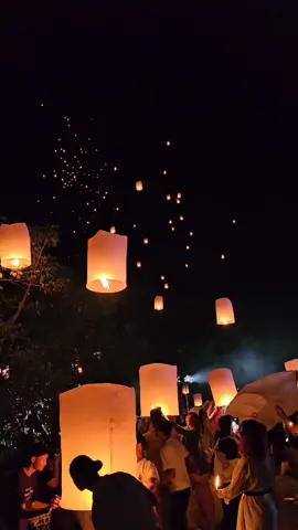 รอบสุดท้ายของค่ำคืนวันนี้ของเรา 🏮 ลอยโคมไฟอฐิษธาน กับ  สิ่งที่ ปรารถนา🌷 #โคมไฟยี่เป็ง  #เทศกาลยี่เป็งเชียงใหม่ 