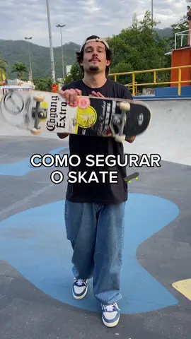 Como carregar o skate do jeito certo! #dicas #skate #skateboard 