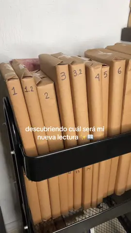 Ya lo leiste? descubriendo cual sera mi nueva lectura 📖✨ qué pensamos de que sea sorpresa? 🌝 #libros #tbr #librossorpresa #lectura #libros #librosen60seg #librosrecomendados #booktokespañol 