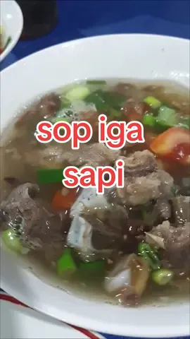 musim hujan enak makan sop iga sapi 🤤🤤😍 #fyp #sopigasapi #sopdaging #sopbuntut #sopkakisapi #yummyfood #fypシ #doyanmakan #tiktokvideo #kulinernusantara #kulinertiktok #foryou #fypdongggggggggシ #goodfood 