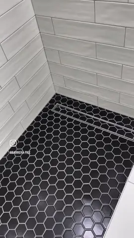 Tile & Design 🖤#remodelacion #remodelación #remodelaciondeinteriores #costruccion #baños #bañosbonitos #viralditiktok #viral_video #mastershowerremodel #hexagon #remodelaciones #viraltiktok #blackhexagon #blackhexagontile #blackhexagons #uncloggingdrains #infinitydrain 
