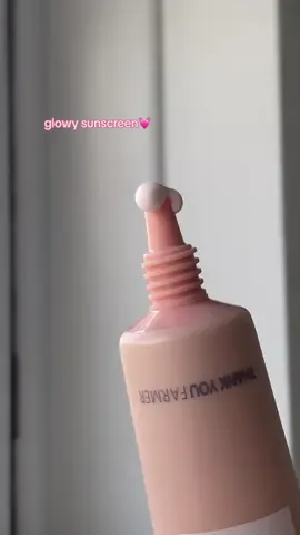 An elite sunscreen for those who like a glowy finish 🫶✨ #fyp #kbeauty #spf #sunscreen #koreansunscreen #thankyoufarmer 