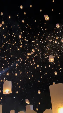 📍Yi Peng Lantern festival, Chiang Mai #thailand #lanternfestival #chiangmai #tangled 