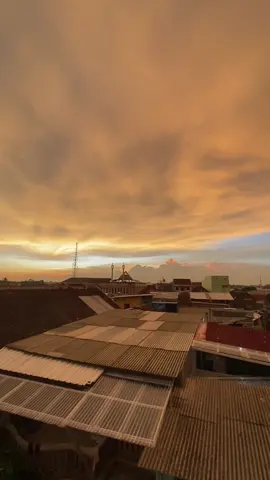 senja di atap rumah