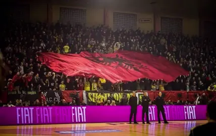 Koha kalon e ne ende jemi të ndarë me kufi por zemrat tona rrahin në një rritëm kur folet për mëmëdhe. Shqipëria e madhe do të bëhet se për të do luftojm ne. Urime nëna Shqipëri!🇦🇱 