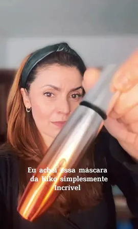 Maxi Mod 👀 Parece que essa máscara já existe a algum tempinho e mudou a embalagem, mas eu não a conhecia 😕 Ela promete volume e definição , tem um preto bem intenso e uma mini escovinha que facilita muito na hora da aplicação.  Experimentei a versão normal, pois existe a prova d’água também.  Fiquei surpresa com o resultado, a minha primeira e segunda impressão foram ótimas!👌 Ahhh! A fórmula dela contém óleo de rícino. 🥰 Com certeza ela vai fazer parte do meu kit de maquiagem!😻 #makeupkiko #mascaramaxmud #makeupfacil #naturalbeauty #rimel @KIKO Milano 