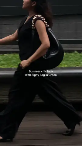 A finely shaped bag that is perfect for all occasions.  In frame: Signy Bag in Croco  #ellaglo #OOTD #casualchicstyle #casualchicoutfit #chicbusiness #fyp 