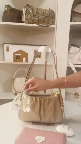 ✨💫 Polar Shoulder BAG✨ น้องเหมาะสำหรับเทศกาลแห่งความสุขที่สุด แมชชุดได้น่ารักมากๆ จุของได้เยอะพอควร💖 🎄 ( กระเป๋าตัวใบยาวได้เลย ) ขนาดน้อง 8.5 นิ้ว สายปรับสั้นยาว เป็น shoulder/ Crossbody ได้ • ราคาพิเศษ 329.- บาทเท่านั้น ในคลิป สีเบจกากี 💫🍦 #bag #กระเป๋า #8angles #8anglesshop 