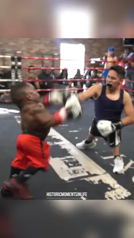 The matchmaking is a bit off here… 🤔💀 How did he WIN that? 💀 #boxing #historicmomentsinlife #fyp #fypシ #funnyvideos 