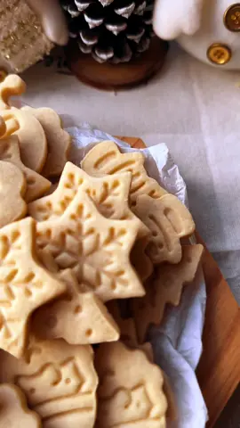 Uhm!!! Cheirinho de Natal 🎄  Receita de Biscoito amanteigado de Natal  Ingredientes: 3 1/3 de farinha de trigo  200g de margarina ( em temperatura ambiente) 1 1/3 de açúcar refinado  1 ovo  1 pitada de sal 1 colher de chá de essência de panetone  A sequência é igual está no vídeo, comece pela manteiga e o açúcar.  A essência fica ao seu critério, pode ser usado de baunilha, laranja atc… Nessa receita não vai fermento em pó. leve ao forno pré aquecido a 180c até o fundinho ficar levemente dourado. Um biscoito super delicioso, que vai fazer a alegria das crianças e dos adultos ☺️ #biscoitonatalino #biscoitoamanteigados #biscoitos #biscoitodenatal #home80pr #amocozinhar🍴 #amodoces #amodoce