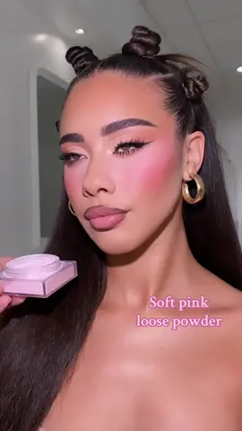 Get that pink undereye 💕 #foryou #makeup #loosepowder #pinkundereye #pinkundereyetrend #blush #trend #fy #pourtoi #fypシ #bakingmakeup 