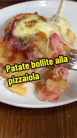 Oggi una ricetta che vi piace sempre: le patate bollite alla pizzaiola.  . 800 gpatate (bollite) q.b.sale q.b.olio extravergine d’oliva 350 gpassata di pomodoro basilico 200 gprosciutto cotto 200 gmozzarella q.b.origano q.b.pangrattato #ilcaldosaporedelsud 