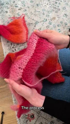 Je l’aime beaucoup trop ce pull❤️  Ps: j’ai prévu de faire un tuto filmé avec le patron, ça vous tente ?  #foryou #pourtoi #DIY #handmade #yarn #fyp #knitting #knitwear #knittok #knittersoftiktok #OOTD #tricot #creative #wool #tuto #outfit #tutorial 