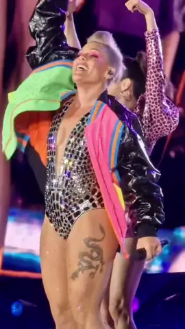 Replying to @Flower child 🌼 1970 @P!NK brings the energy and good vibes to the stage every👏time👏 #pink #pinkconcert #summercarnivaltour2023 
