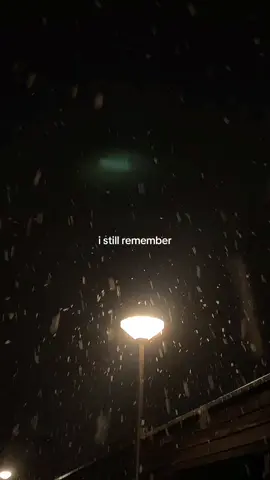 All Too Well season officially begon in The Netherlands, yayyy #alltoowell10min #taylorsversion #taylorswift #taylornation #firstfallofsnow #ismellsnow #lorelaigilmore #foryoupage #fypage #snow #christmascountdown #gilmoregirls #redalbumtaylorsversion🧣 